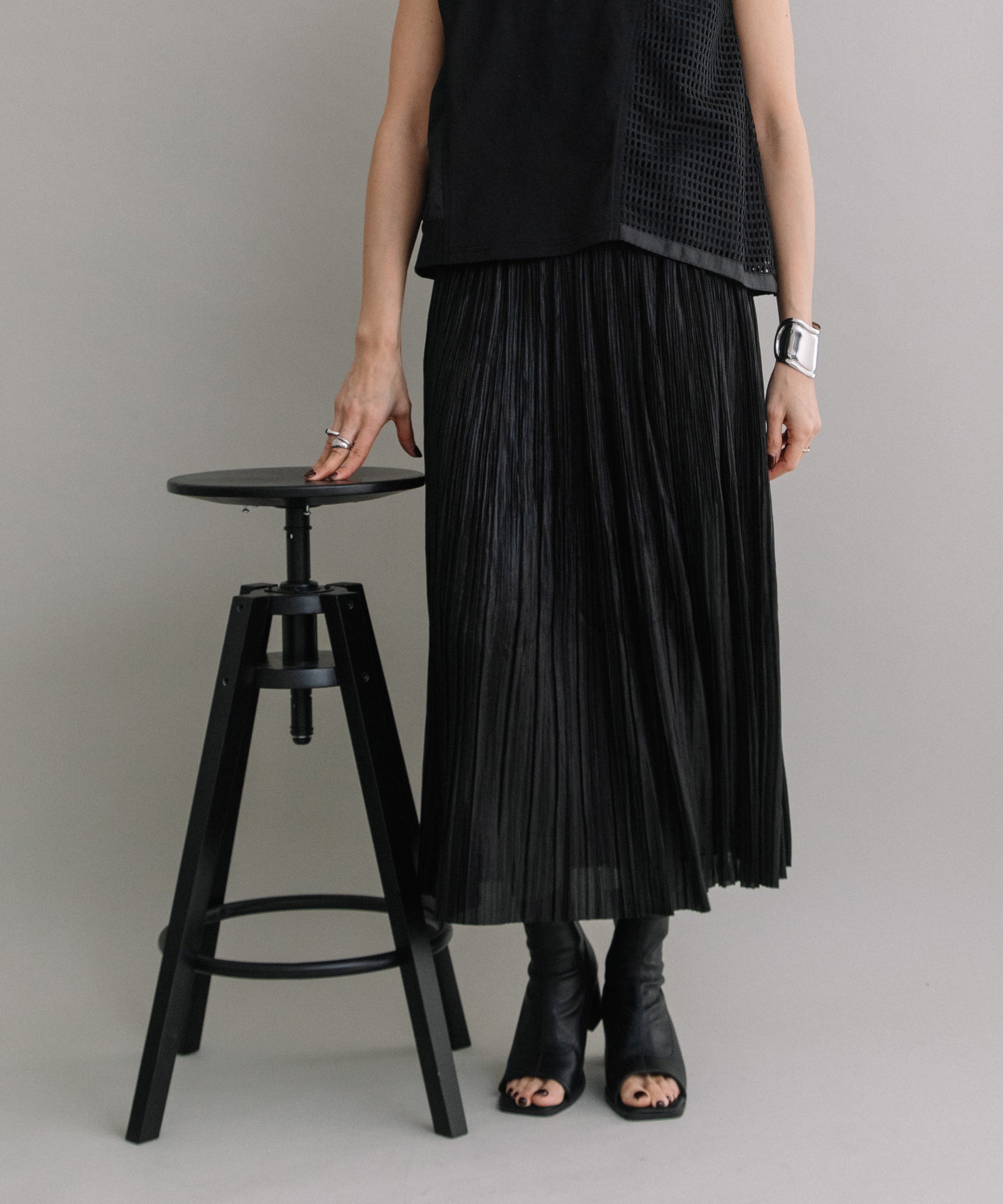 SHINY PLEATED SKIRT