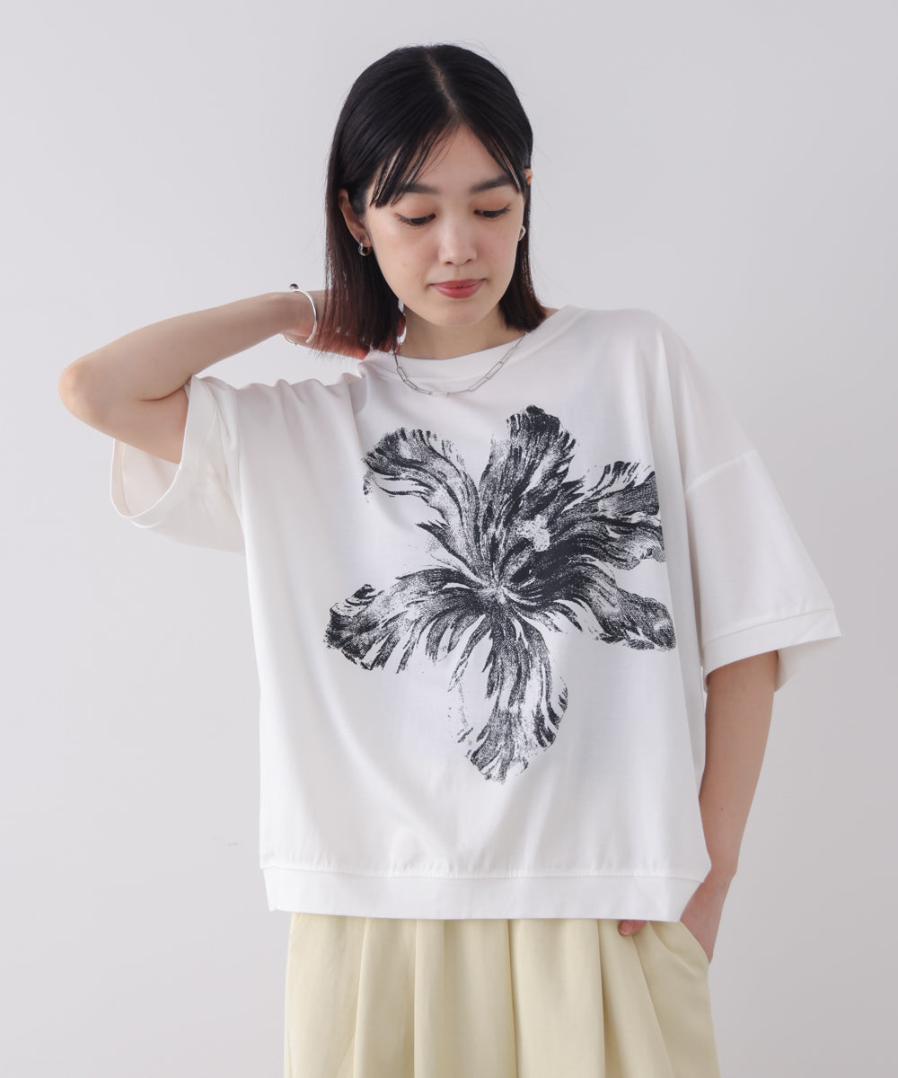 モノトーンフラワーTシャツ