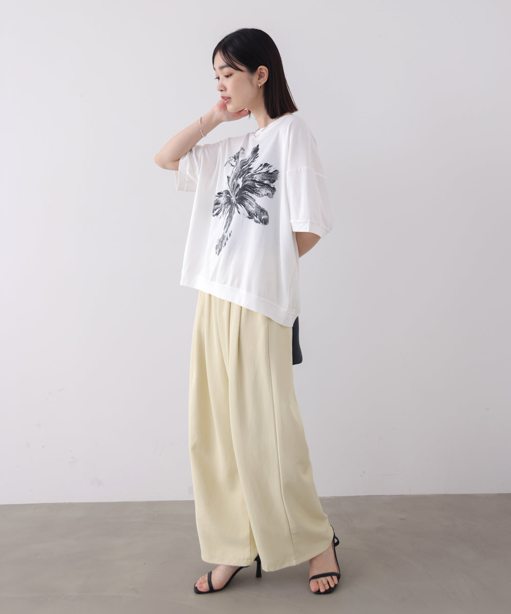 モノトーンフラワーTシャツ