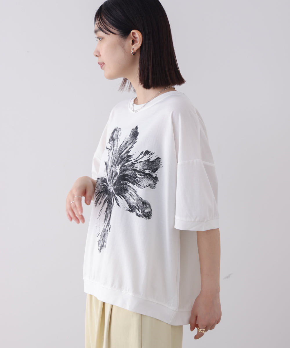 モノトーンフラワーTシャツ