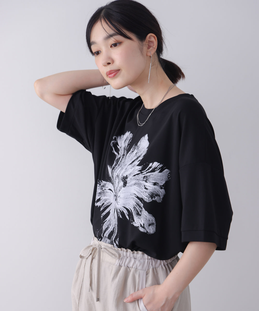 モノトーンフラワーTシャツ