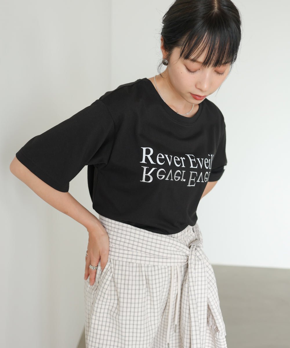 ロゴプリント刺しゅうTシャツ