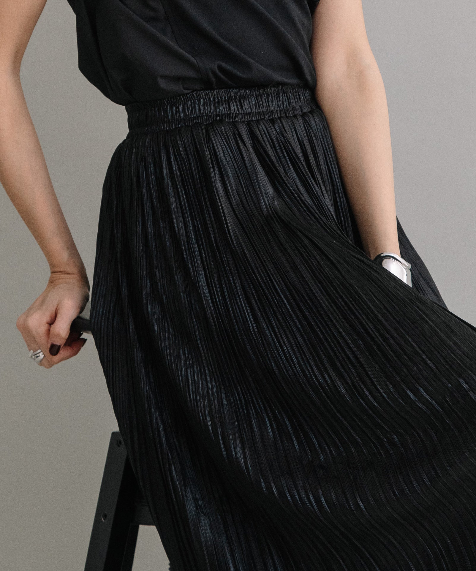SHINY PLEATED SKIRT