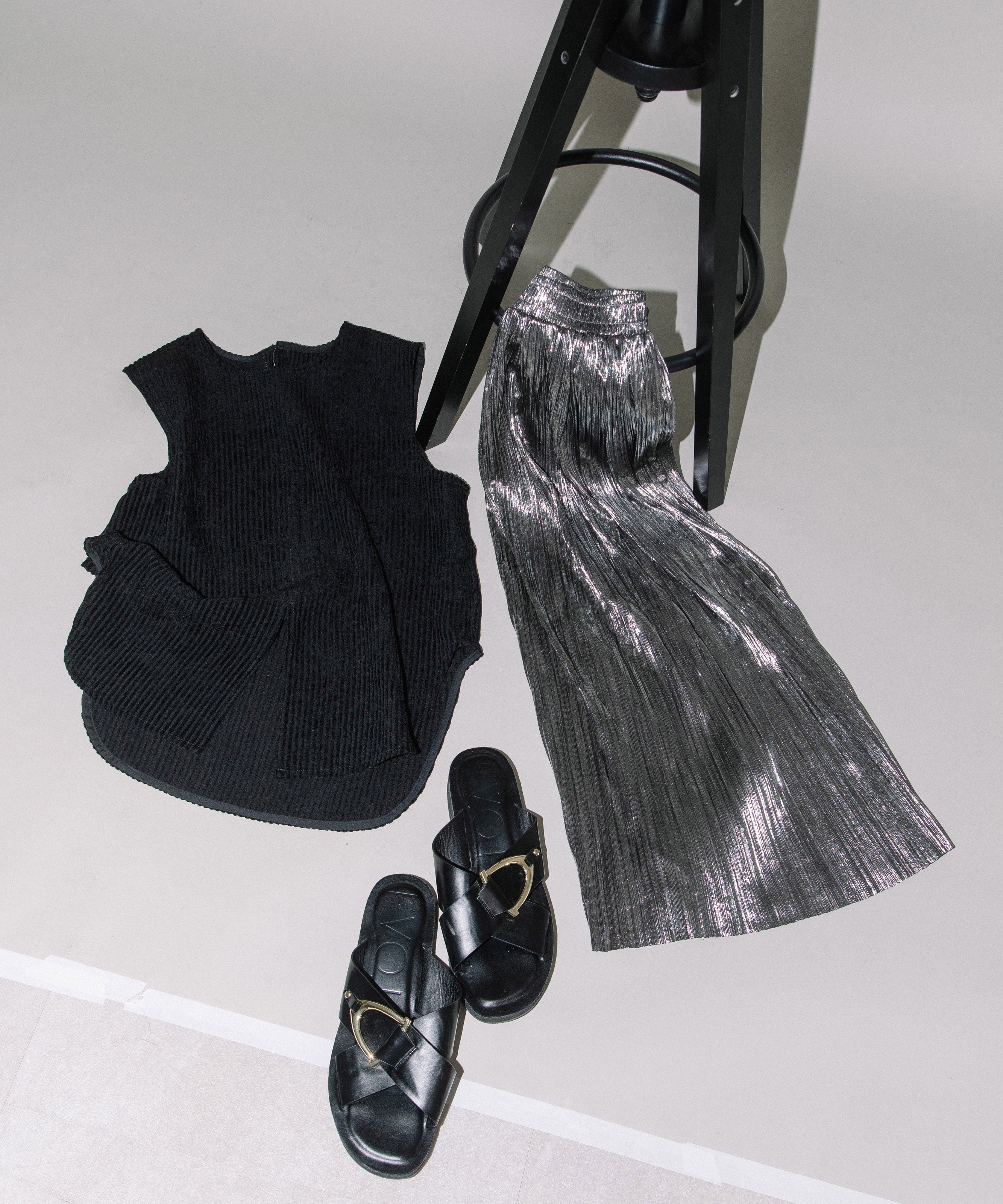 SHINY PLEATED SKIRT