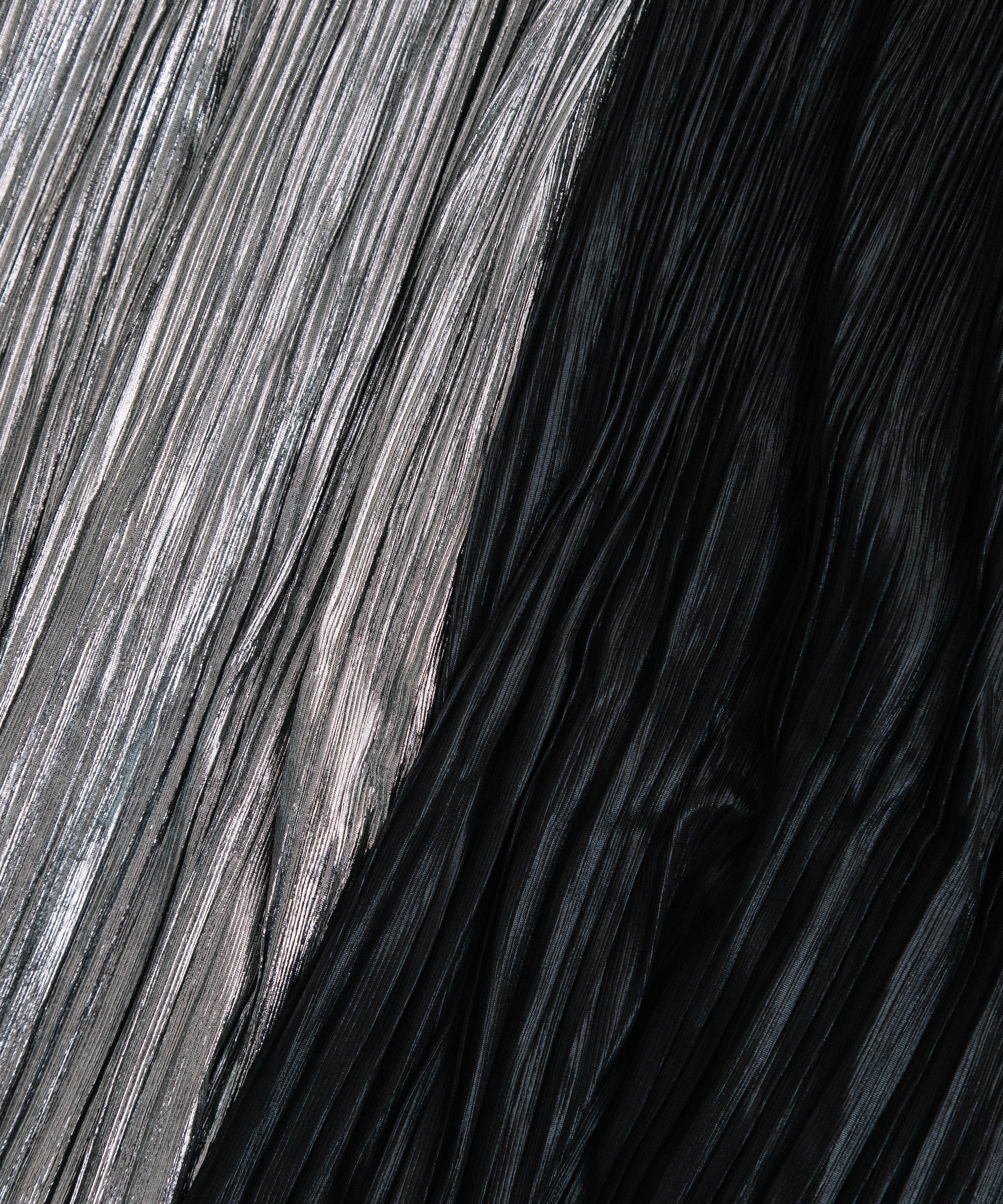 SHINY PLEATED SKIRT