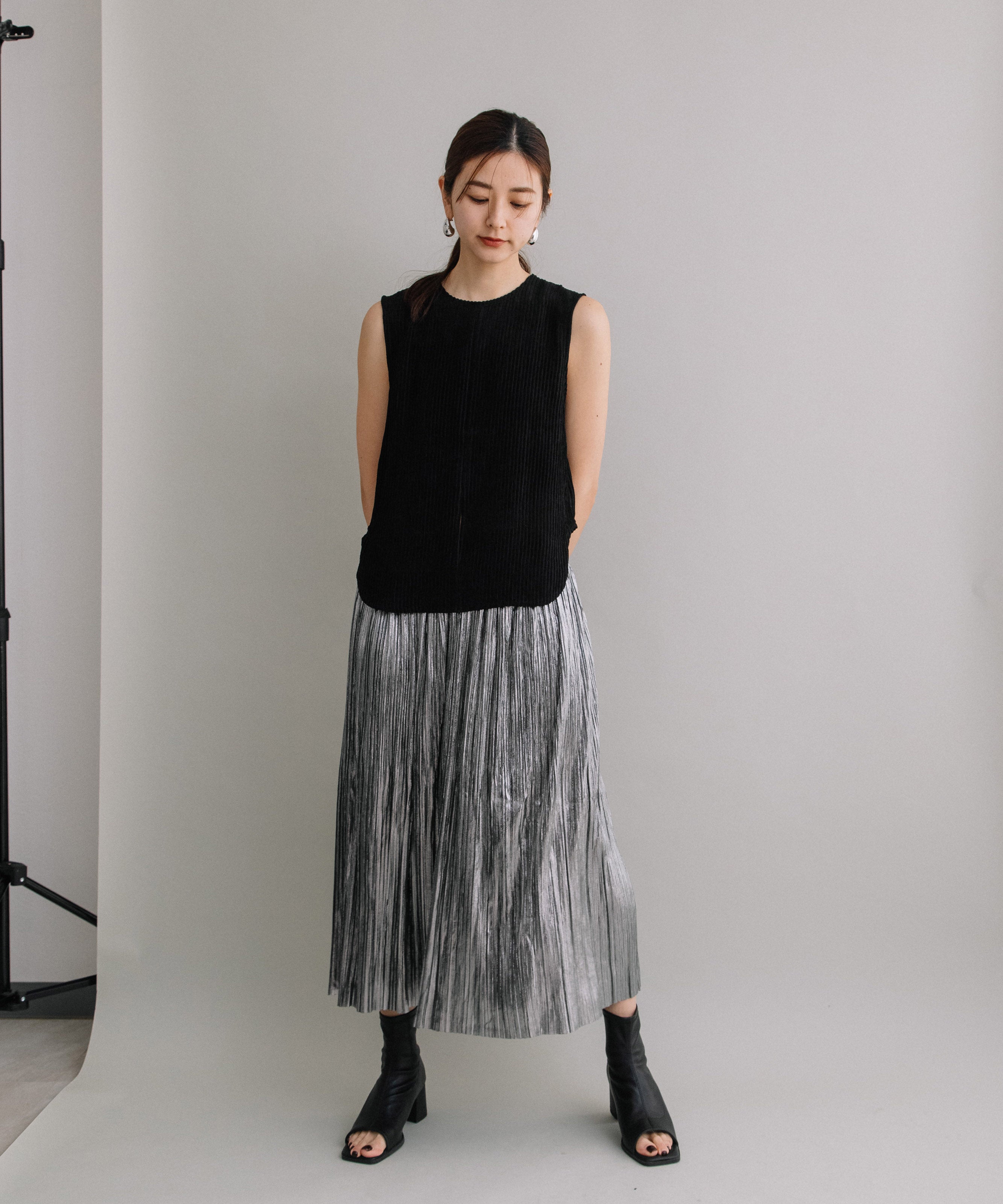 SHINY PLEATED SKIRT