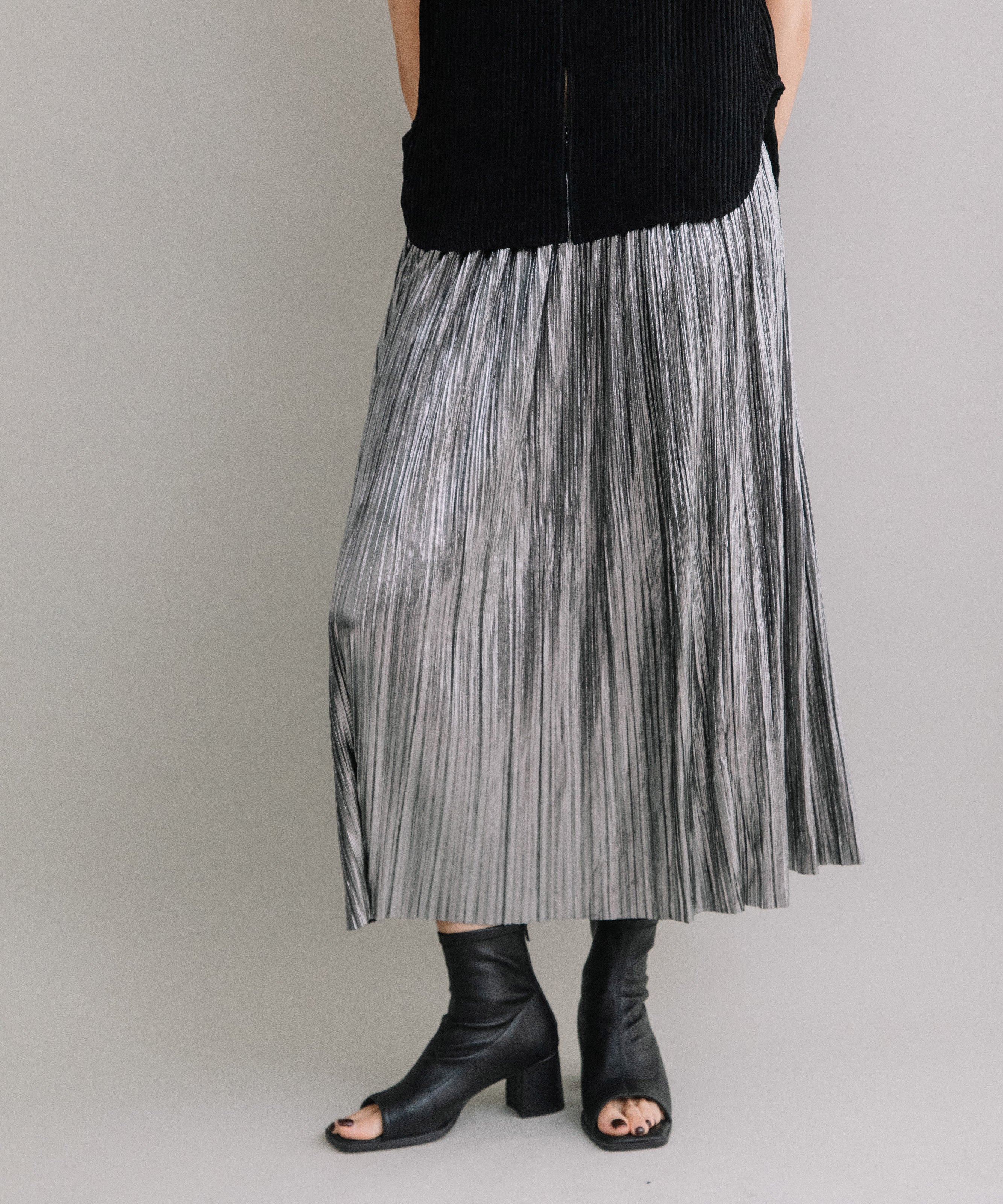 SHINY PLEATED SKIRT