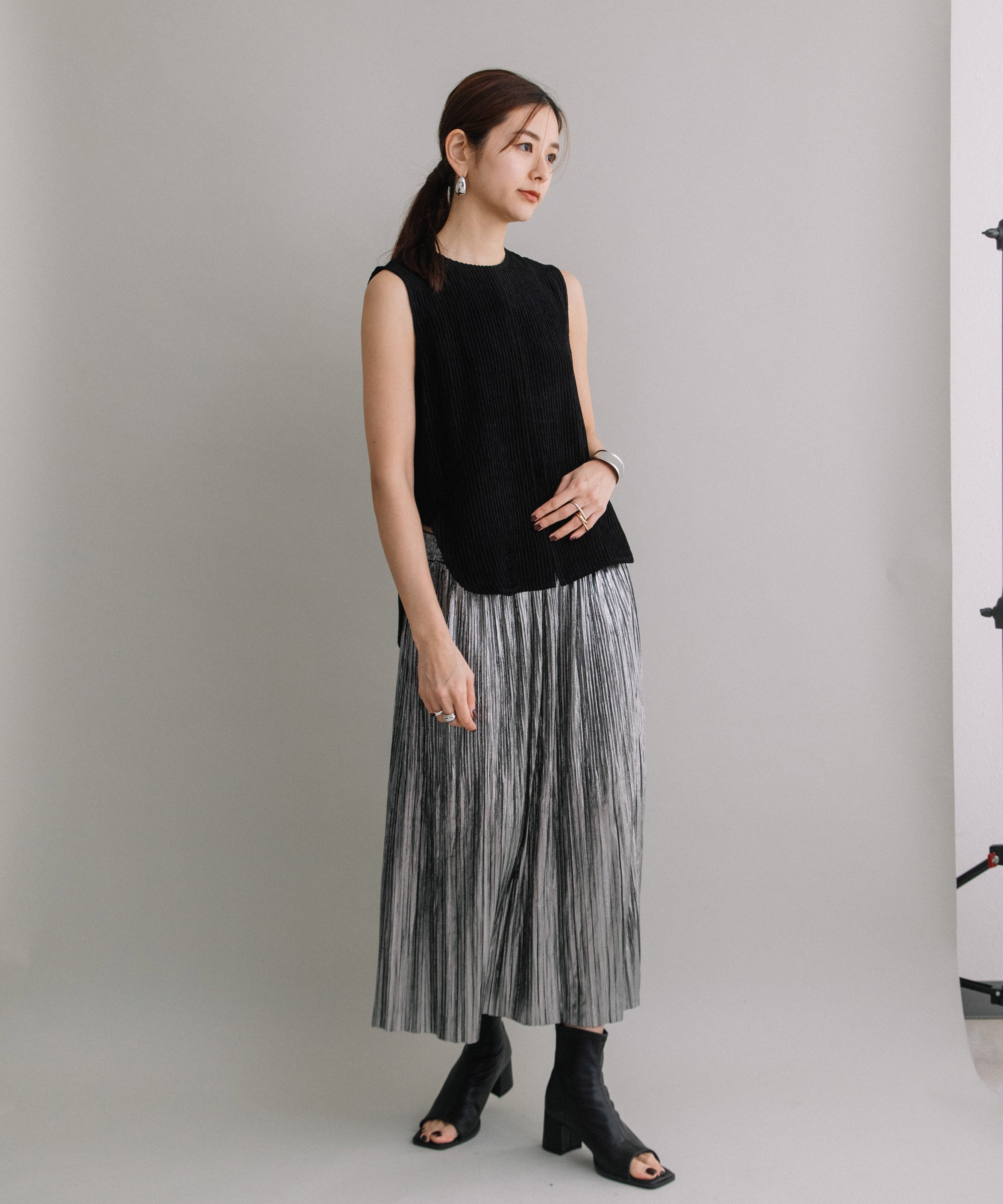 SHINY PLEATED SKIRT