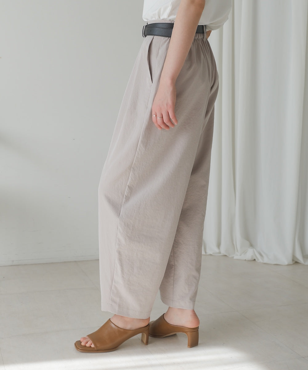 ストレッチテックコクーンパンツ