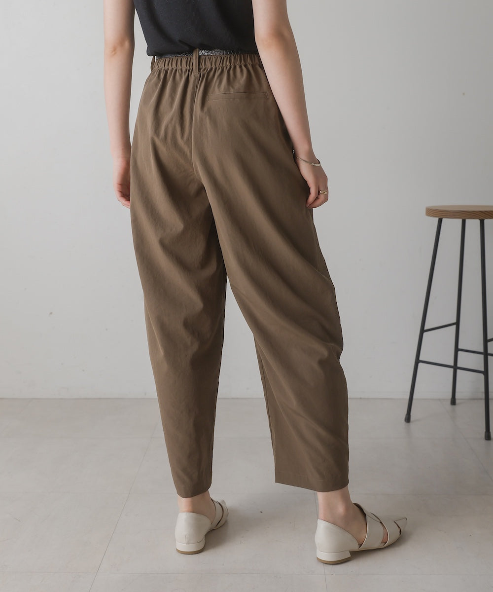 ストレッチテックコクーンパンツ