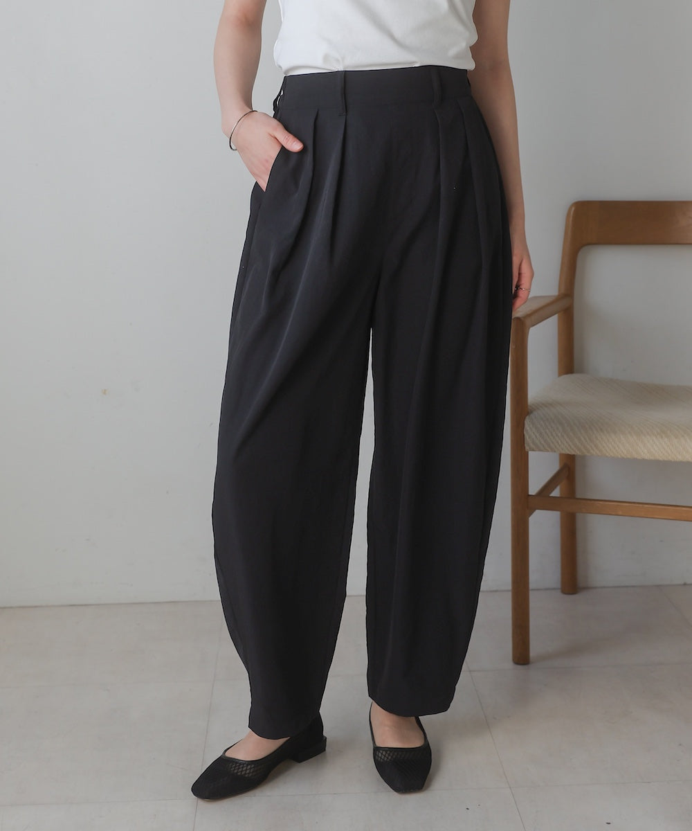 ストレッチテックコクーンパンツ