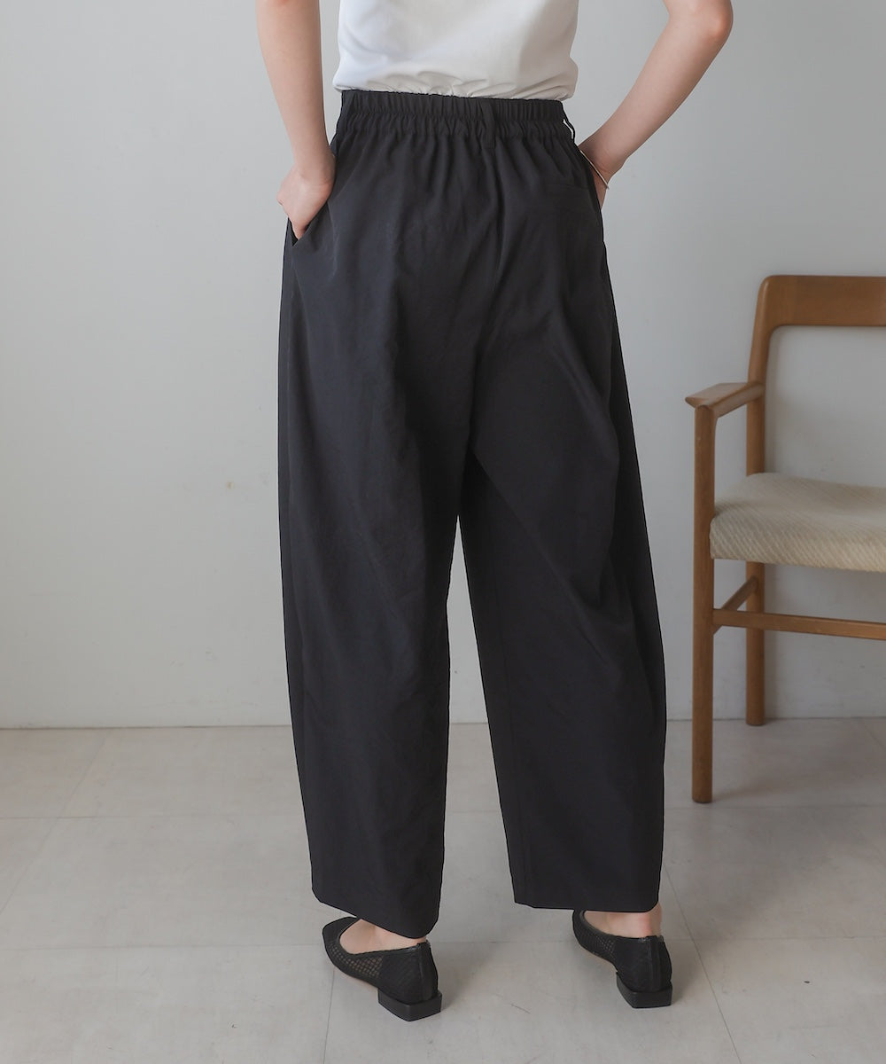 ストレッチテックコクーンパンツ