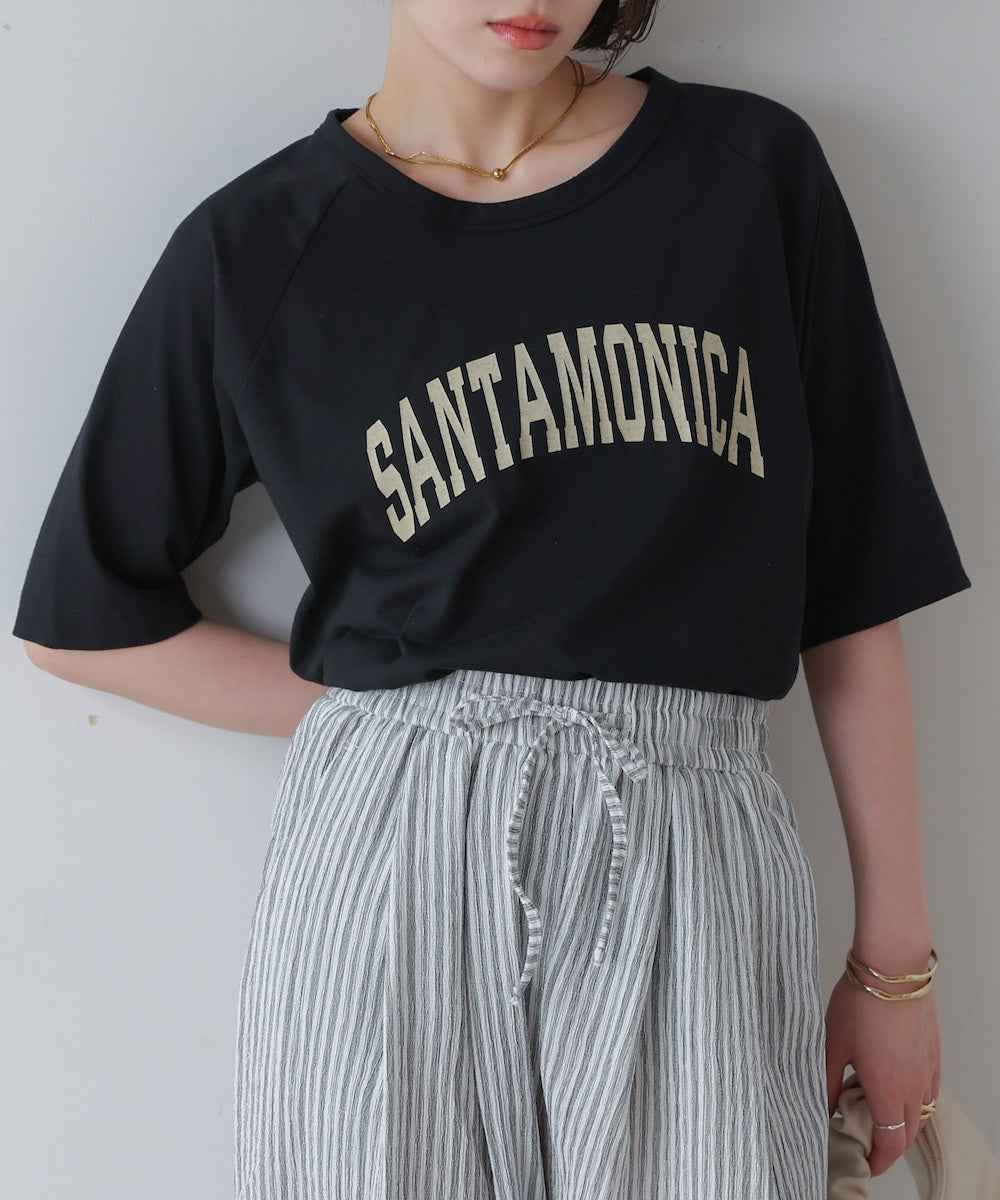 【WEB限定】リサイクルポリ天竺アーチロゴTee