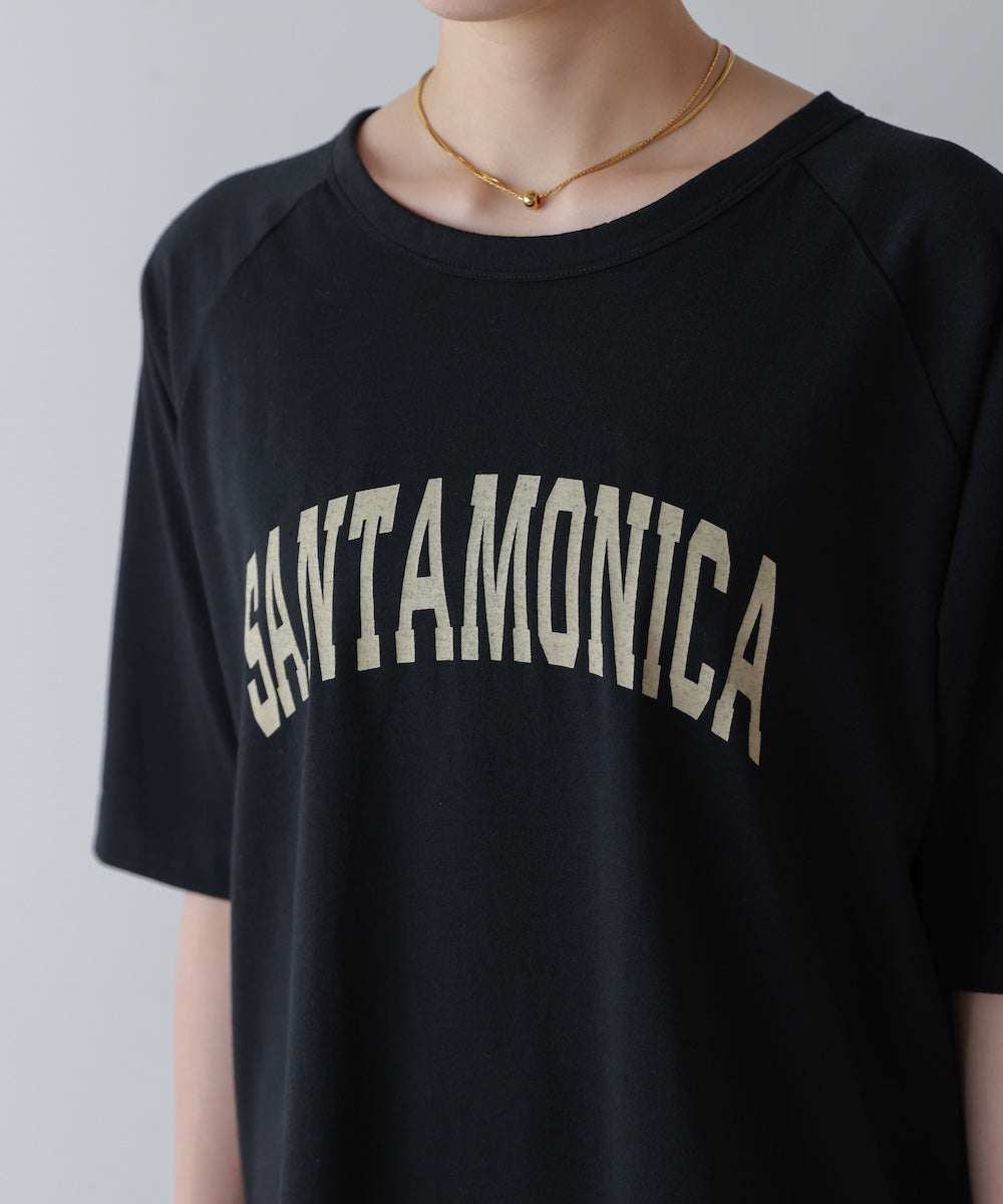 【WEB限定】リサイクルポリ天竺アーチロゴTee