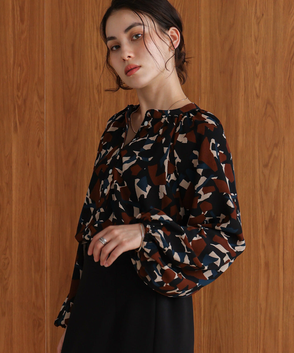 ランダムパターン柄ブラウス