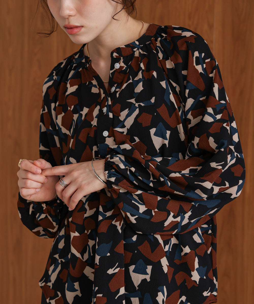 ランダムパターン柄ブラウス