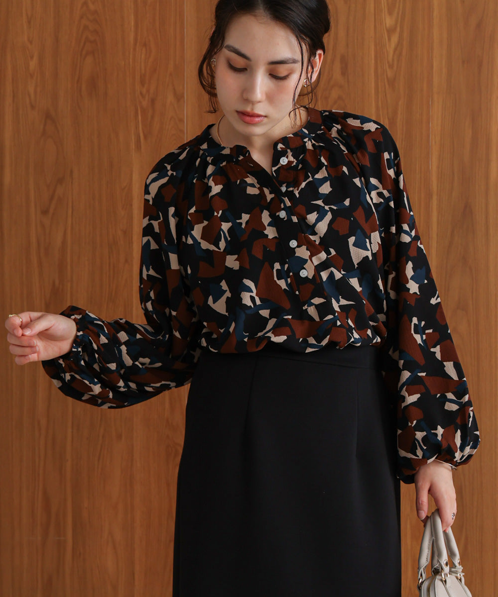 ランダムパターン柄ブラウス