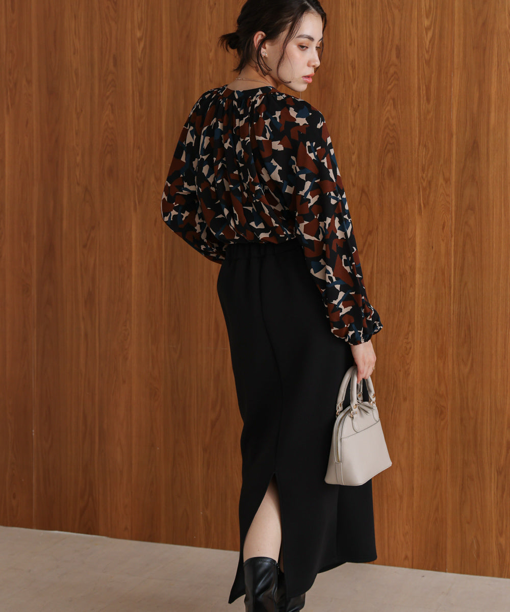 ランダムパターン柄ブラウス
