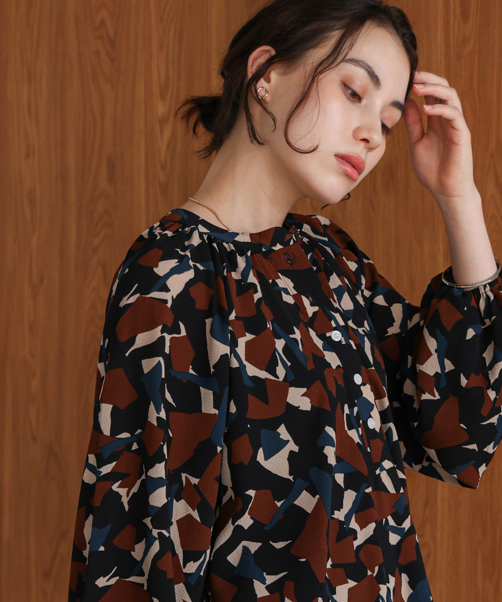 ランダムパターン柄ブラウス