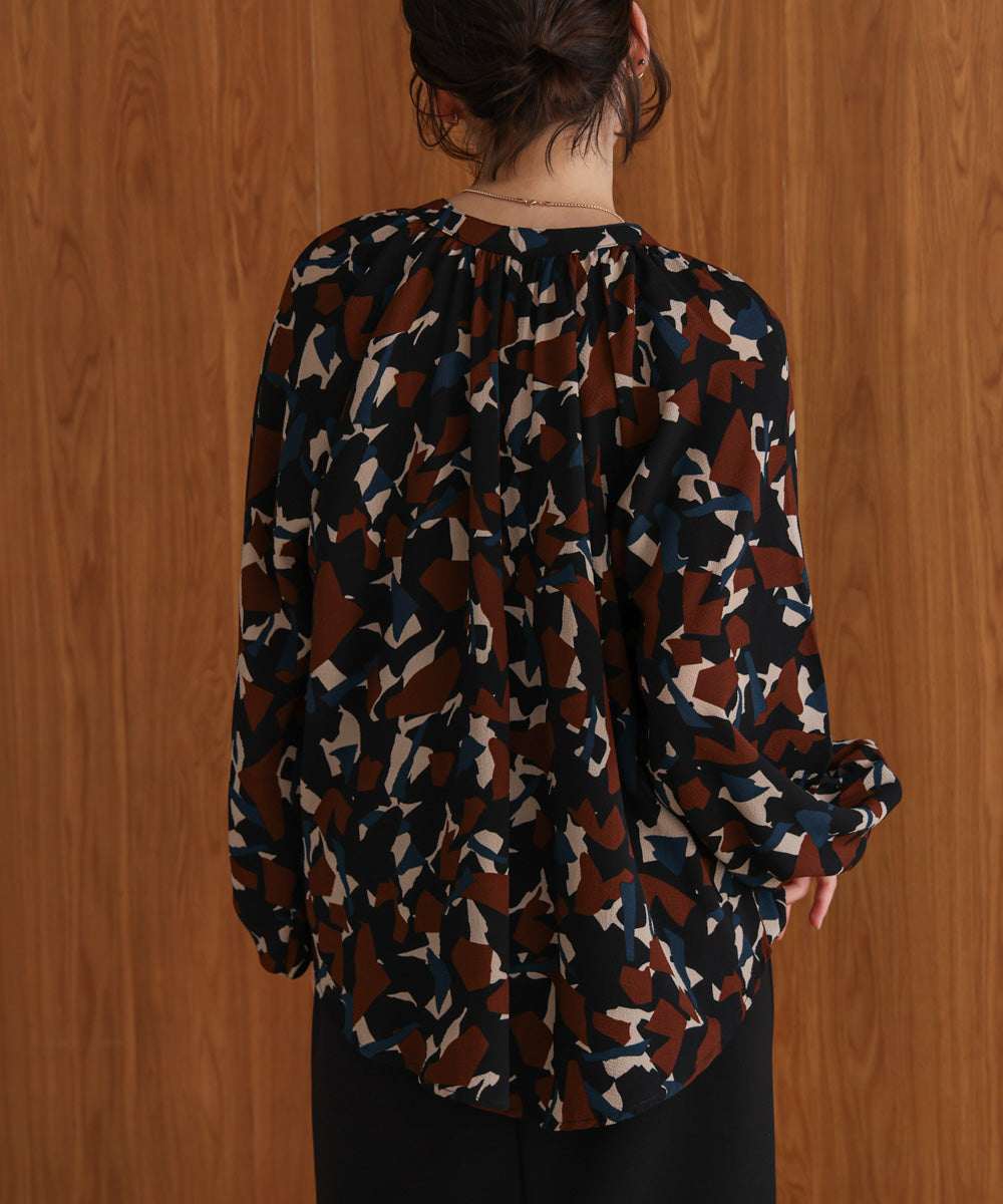 ランダムパターン柄ブラウス