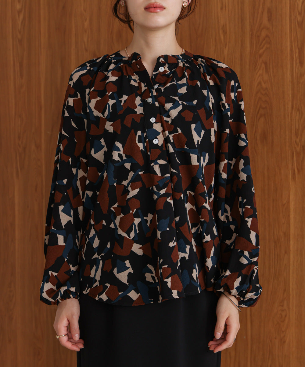 ランダムパターン柄ブラウス