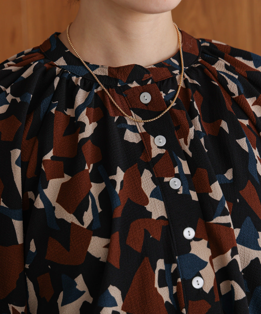 ランダムパターン柄ブラウス