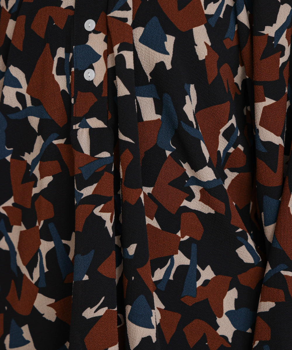 ランダムパターン柄ブラウス