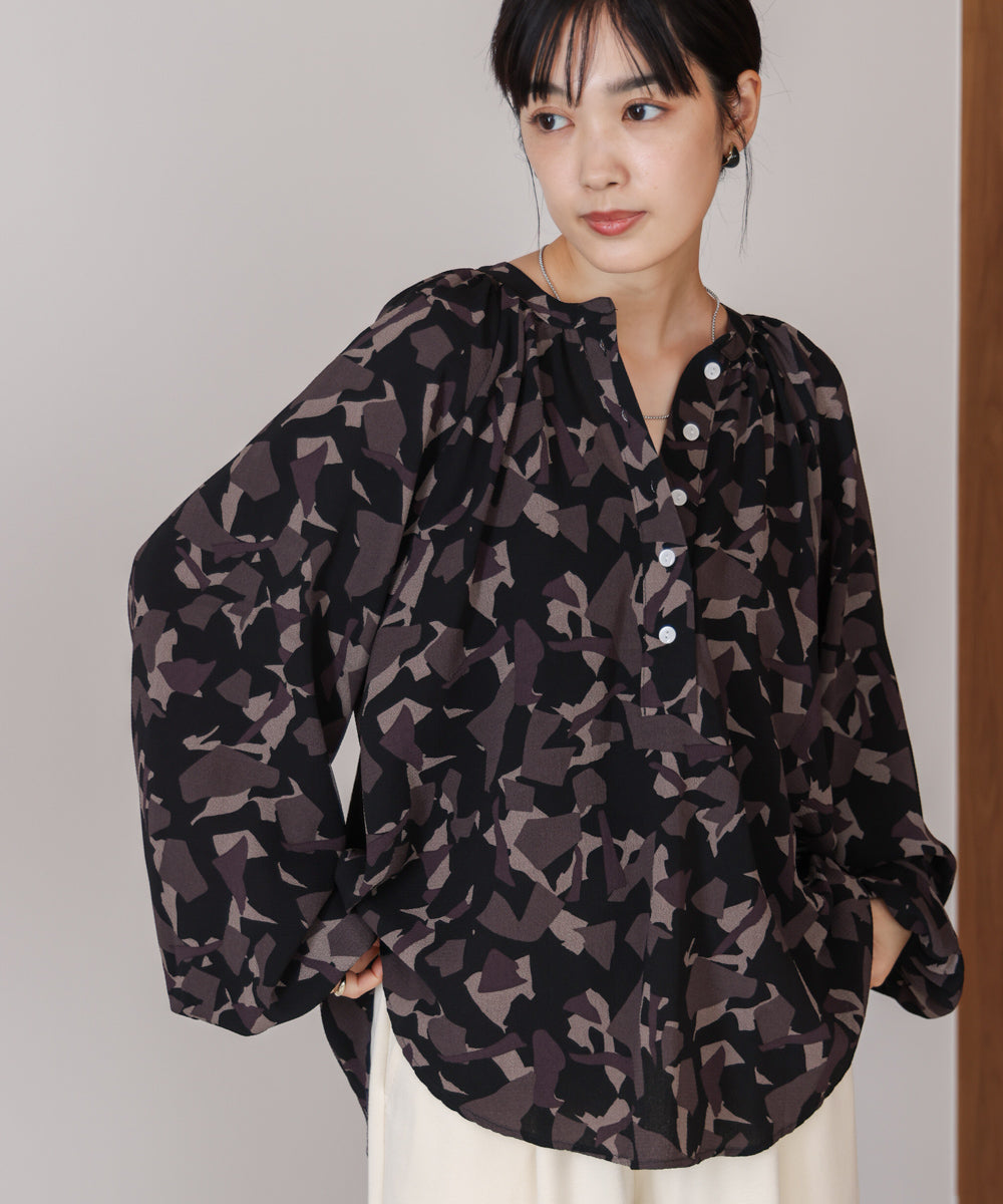 ランダムパターン柄ブラウス
