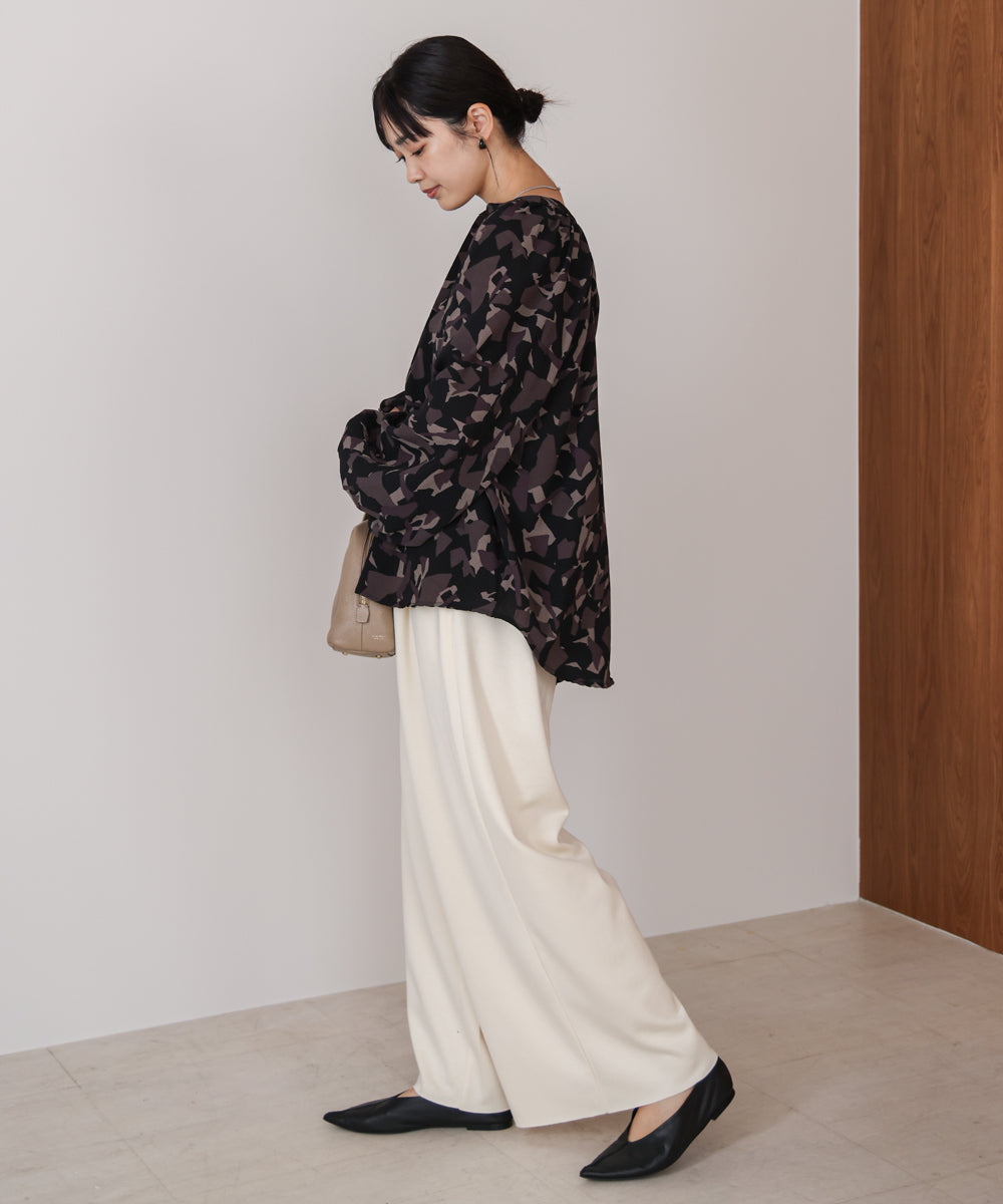 ランダムパターン柄ブラウス
