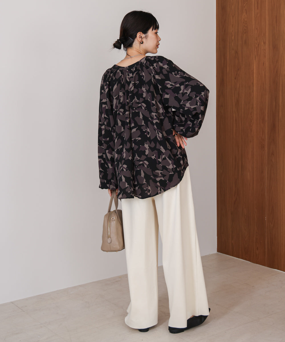 ランダムパターン柄ブラウス