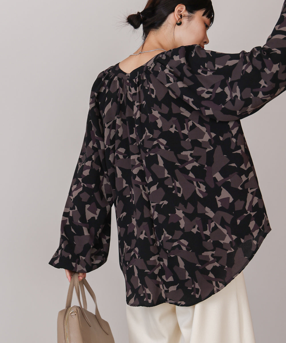 ランダムパターン柄ブラウス