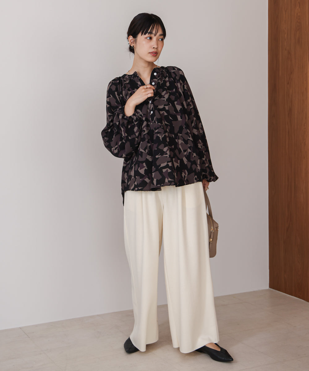 ランダムパターン柄ブラウス