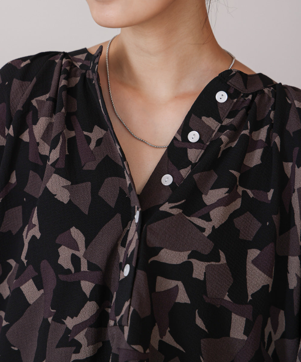 ランダムパターン柄ブラウス