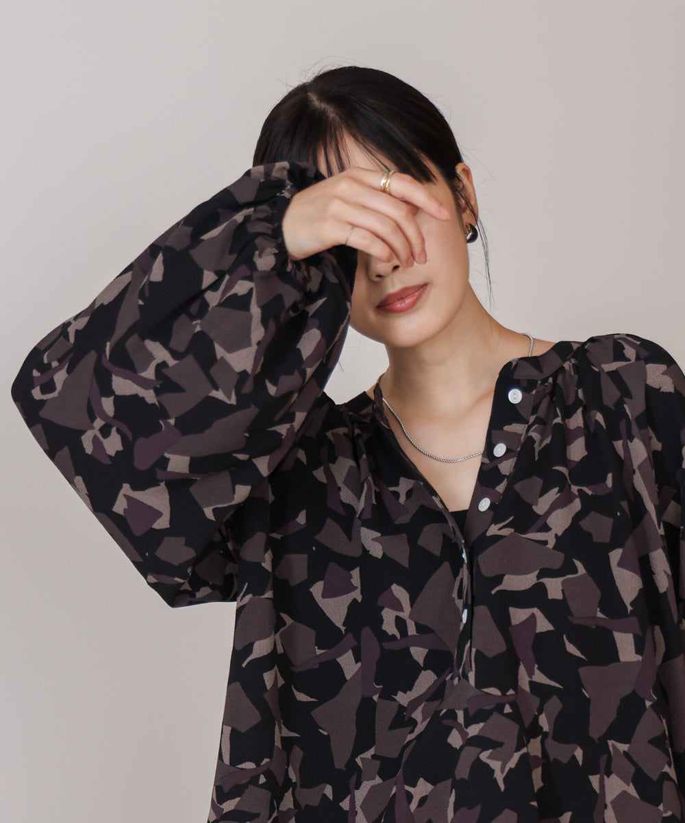 ランダムパターン柄ブラウス