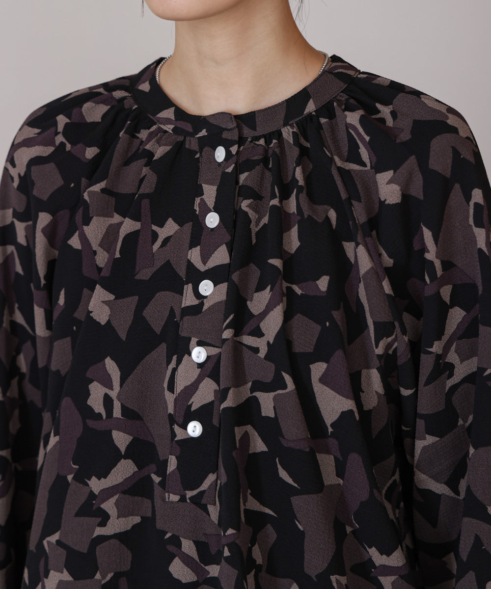 ランダムパターン柄ブラウス