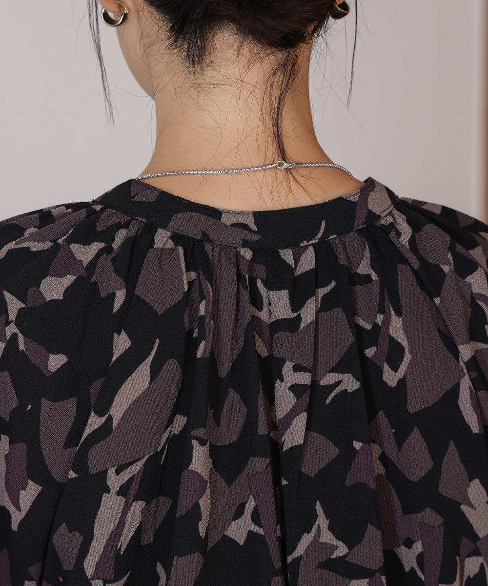 ランダムパターン柄ブラウス