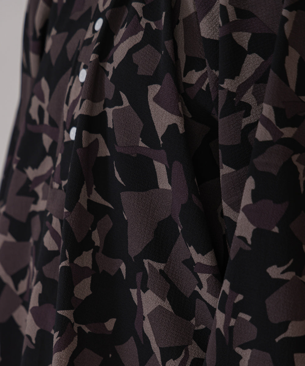 ランダムパターン柄ブラウス