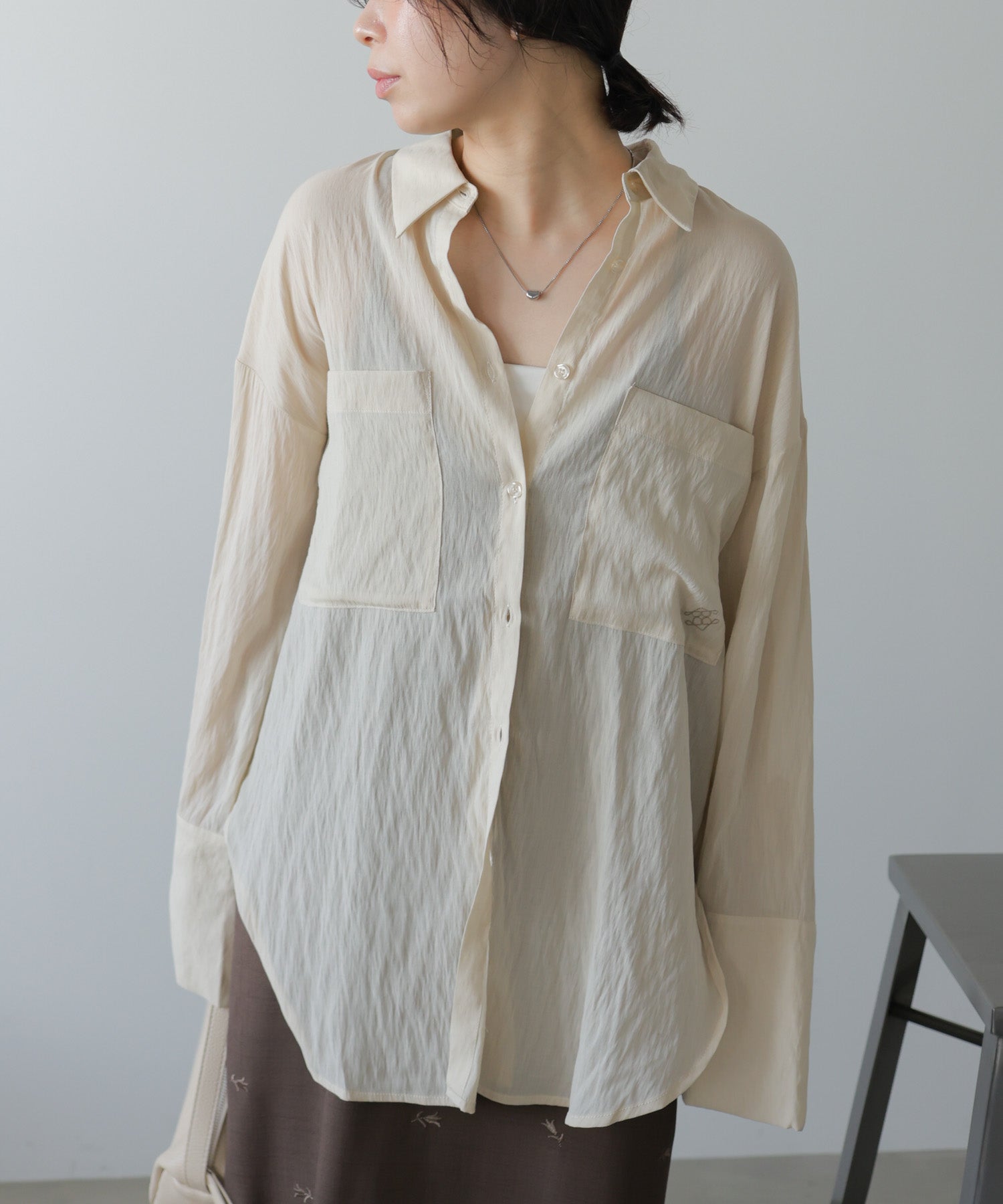 ワイドカフスワンポイント刺繍シアーシャツ