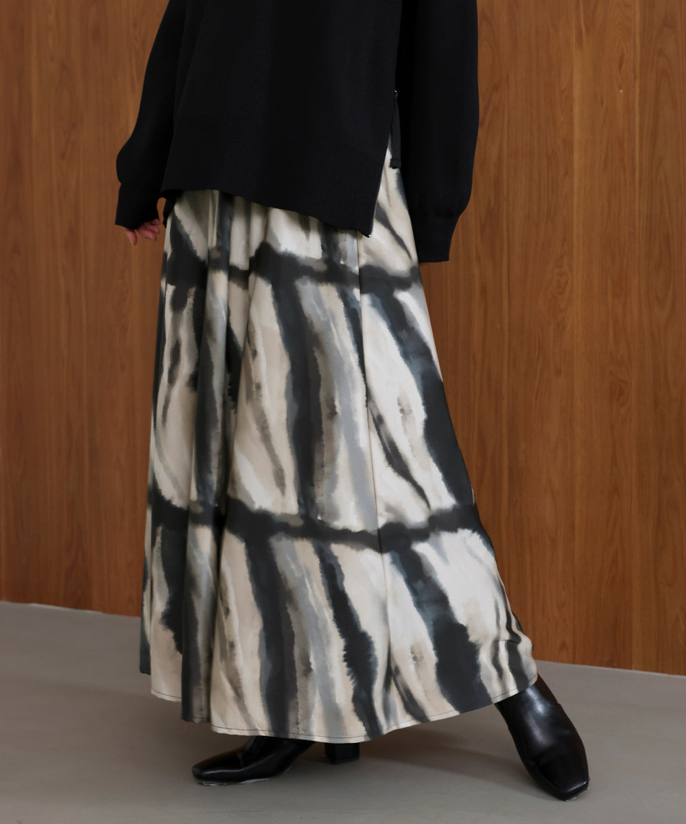 マーブルウエーブ柄スカンツ