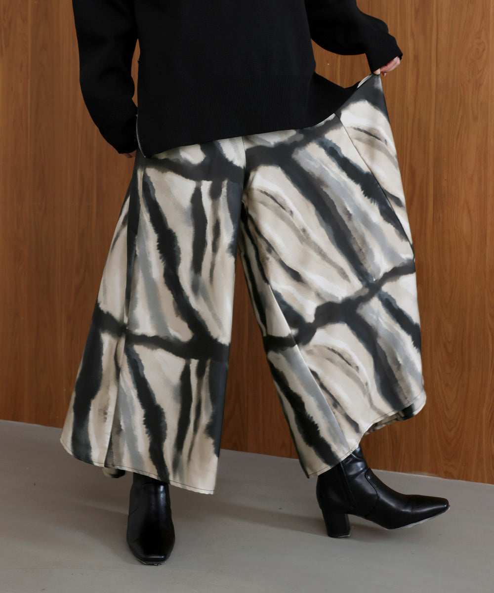 マーブルウエーブ柄スカンツ