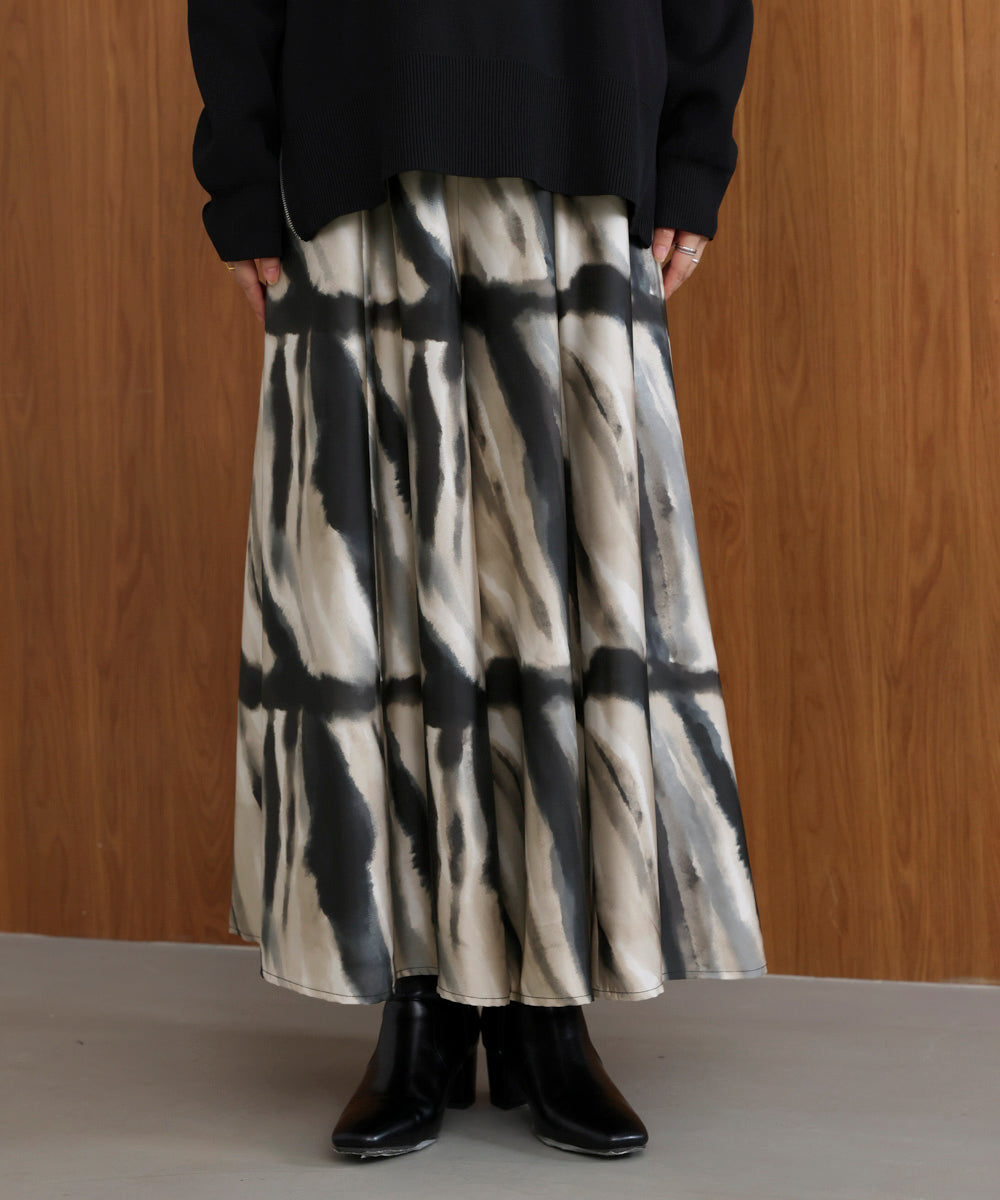 マーブルウエーブ柄スカンツ