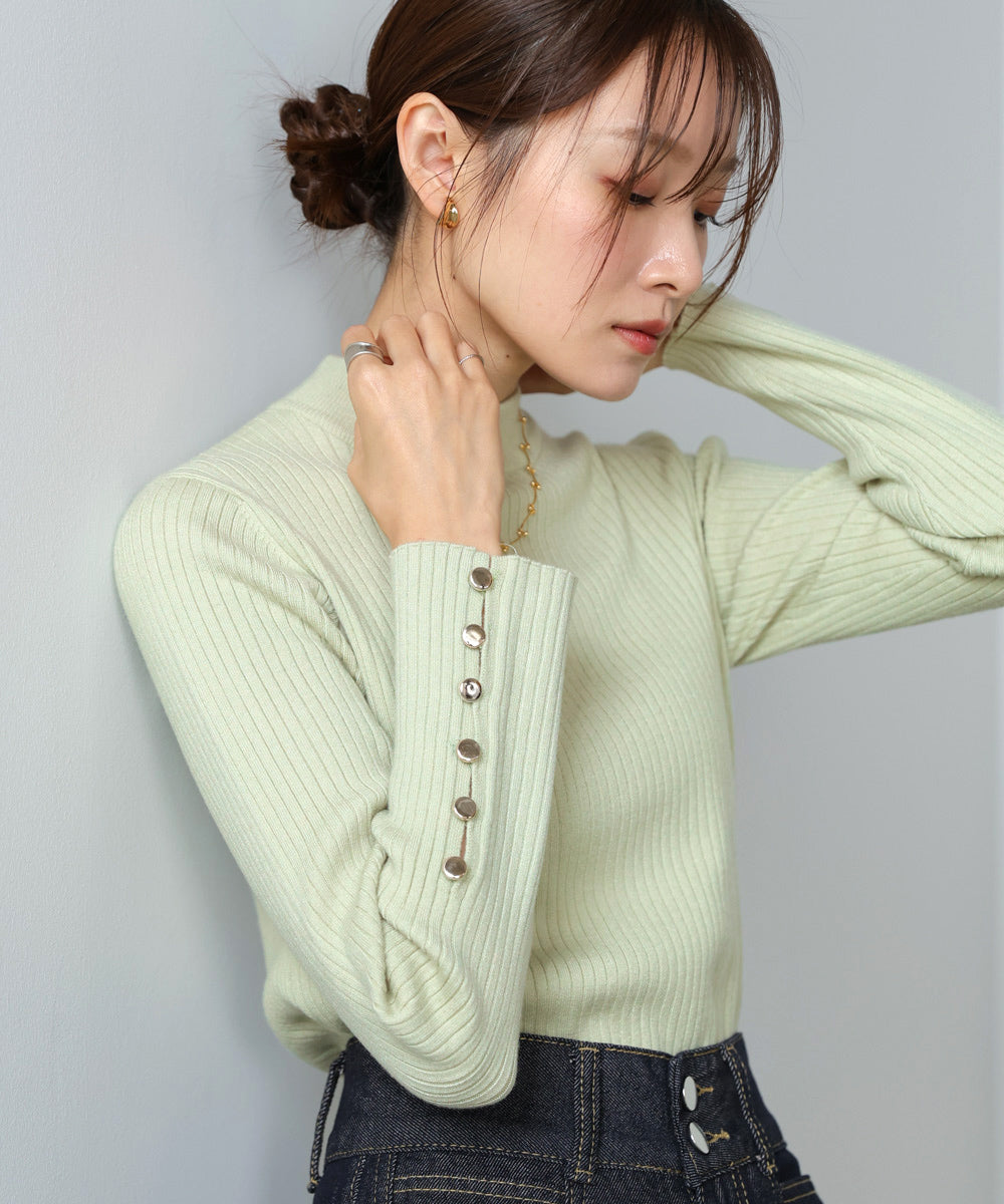 袖ボタンハイネックリブニットトップス