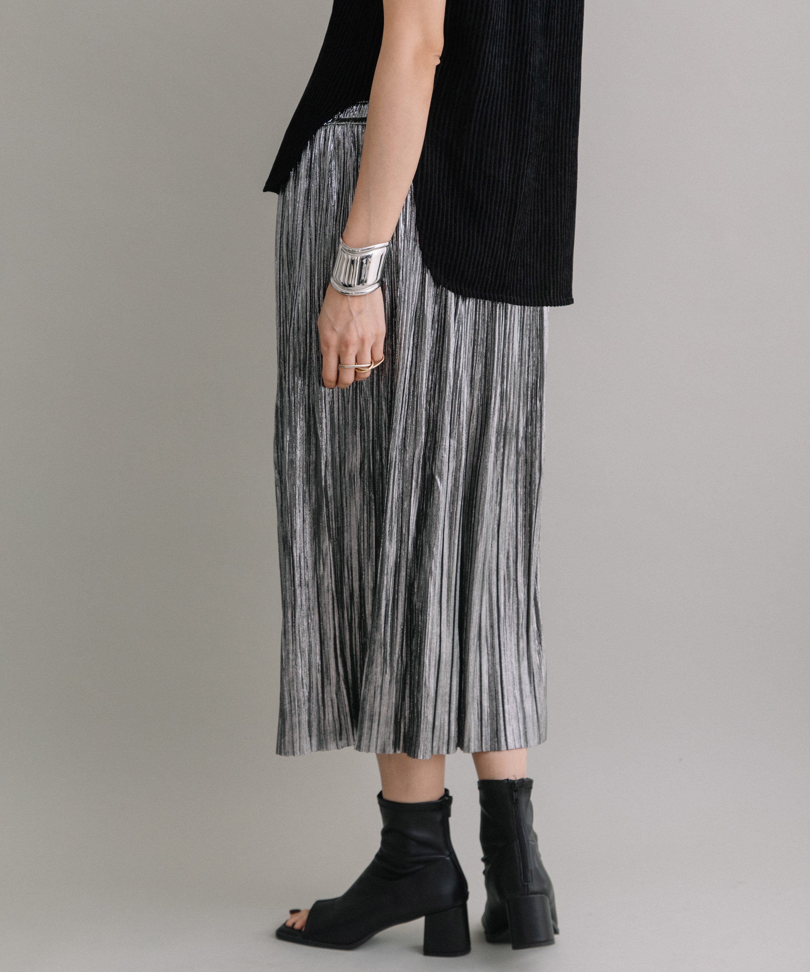 SHINY PLEATED SKIRT