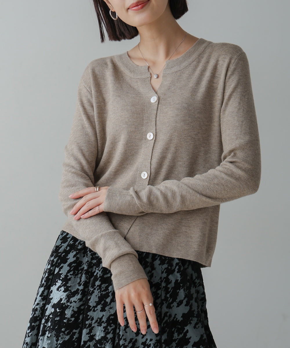 ソフトタッチキーネックカーデ