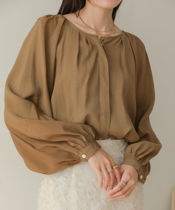 フロントタックブラウス