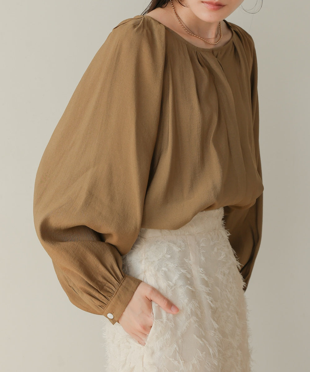 フロントタックブラウス