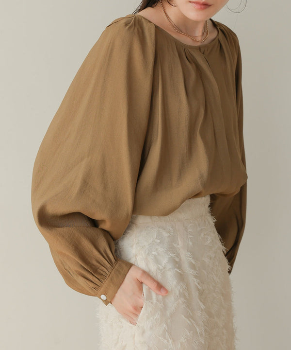 フロントタックブラウス