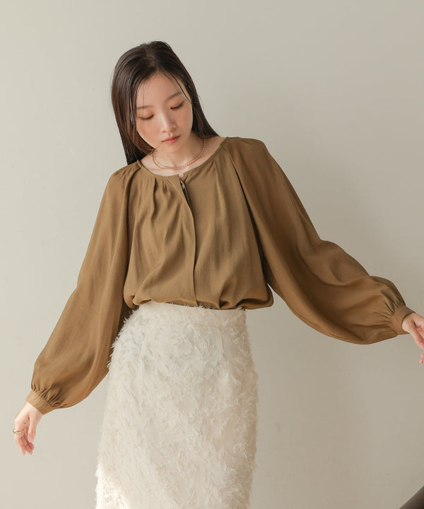 フロントタックブラウス