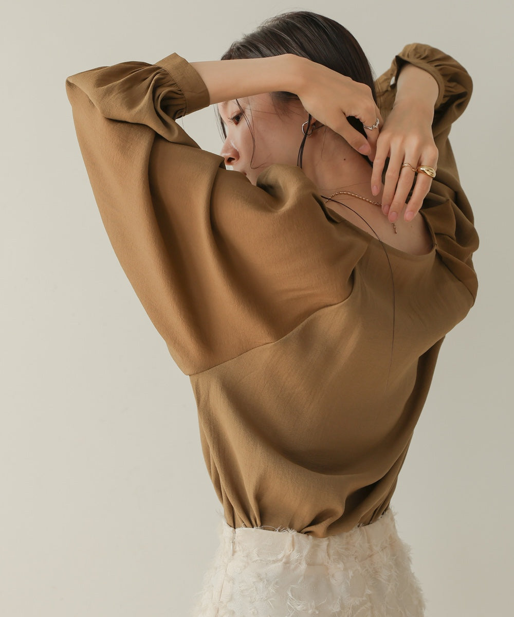 フロントタックブラウス