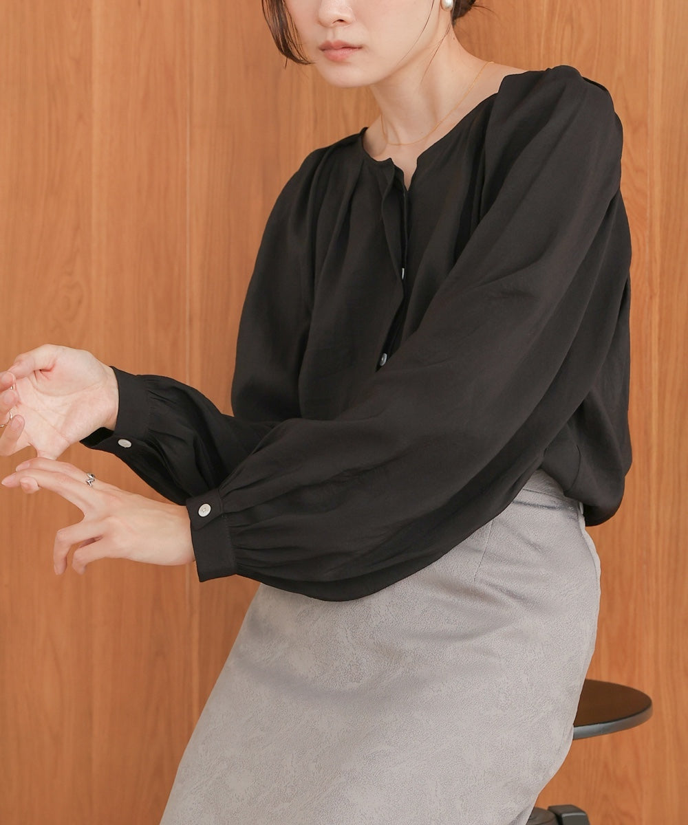 フロントタックブラウス